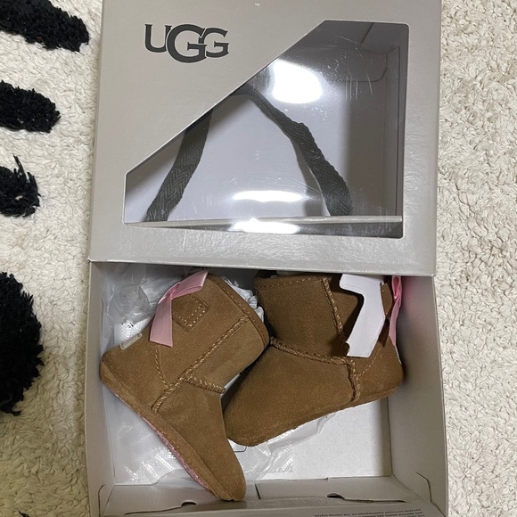 Baby girl UGGS size 0/1 Jesse bow II - Picture 1 of 5